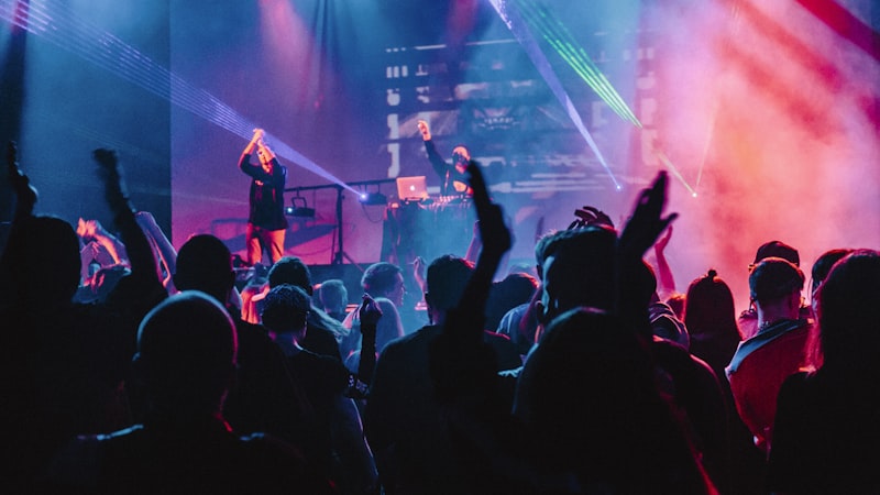 多元主题社交空间展示 - 未来感咖啡馆与画廊场景